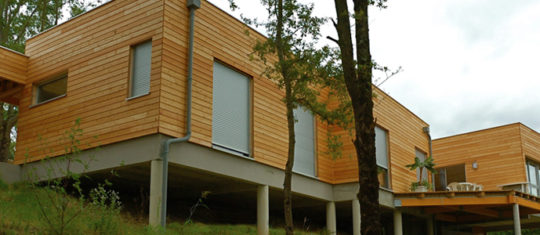 maison en bois sur pilotis