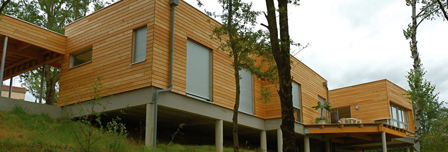 maison en bois sur pilotis